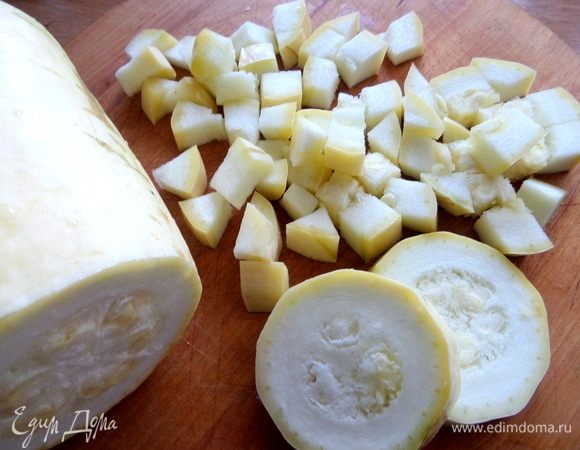 Кабачок тоже кубиком нарезать.