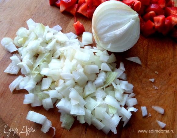 Лук измельчить.