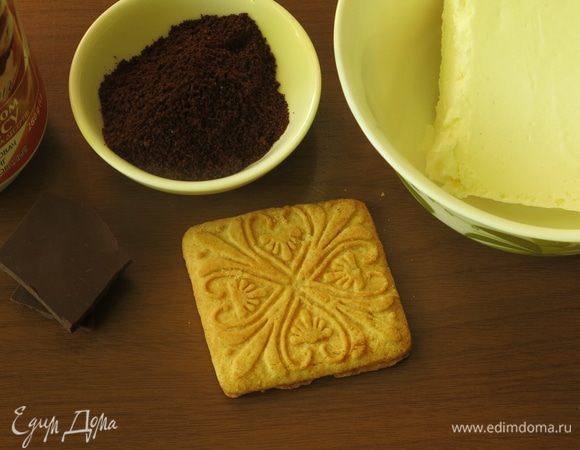 Подготовим продукты — кофе, мороженое ванильное, топинги — шоколад, соусы (шоколадный, тирамису или любой по вкусу), печенье, сахар коричневый. В качестве топинга можно использовать также ягоды, корицу, сливки и даже сметану. Я представляю безалкогольный вариант, для алкогольного можно просто подать к десерту (или напитку, кто как классифицирует) рюмку рома, ликера или коньяка, и каждый сам определяет, сколько алкоголя добавить и добавлять ли, и мороженое можно заменить на шоколадное или ореховое. Рецепт — полная свобода выбора, вкуса и фантазии.