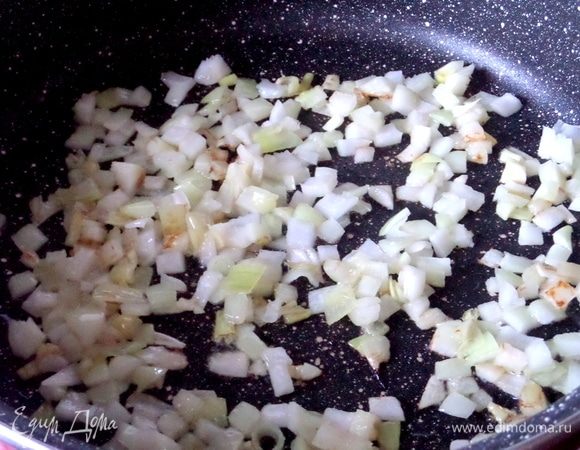 Начинаем обжаривать овощи в масле. Слегка — лук.