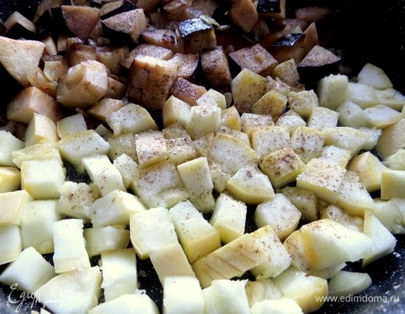 Если сковорода позволяет, отодвинуть обжаренные овощи и всыпать кабачок рядом.