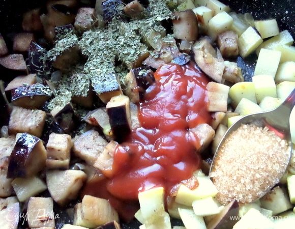 Добавить пасту или кетчуп, сахар, травы.