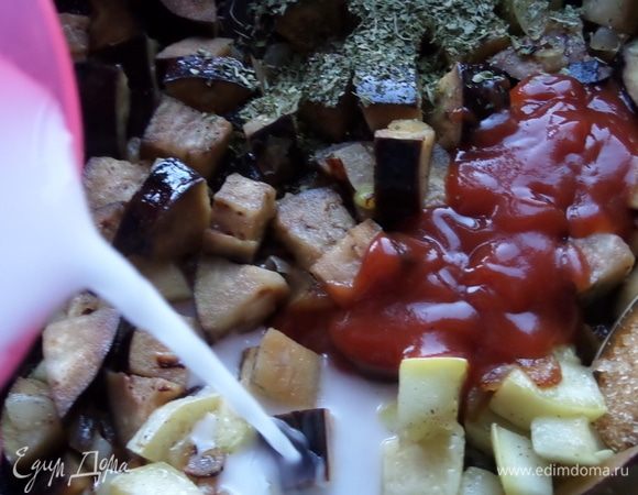 Развести крахмал в 0,5 стак. воды и влить в сковороду.