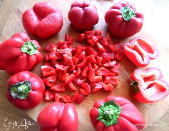 Пока овощи жарились, нарезать мелко паприку. У меня мелкий сорт, 5 шт. заменяют одну стандартную.