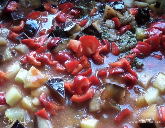 Долить воды и тушить под крышкой до готовности овощей минут 15.