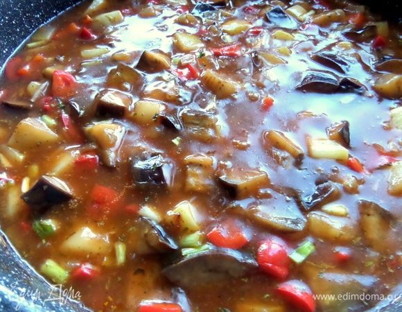 Рагу нужно помешивать, чтобы крахмальный соус не пригорел. Выключить и дать настояться по возможности.