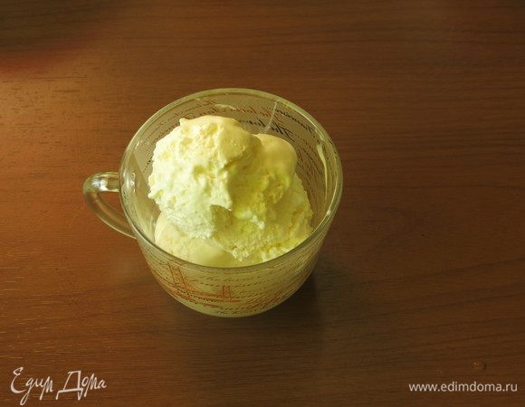 В чашку кладем шарики мороженого.