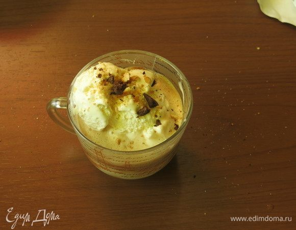 Посыпаем кусочками шоколада, печенья.