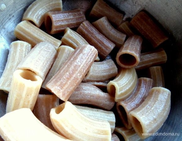 На гарнир отварить макароны.