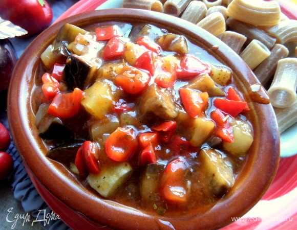 Полить рагу сверху на гарнир или подать в отдельной посуде.