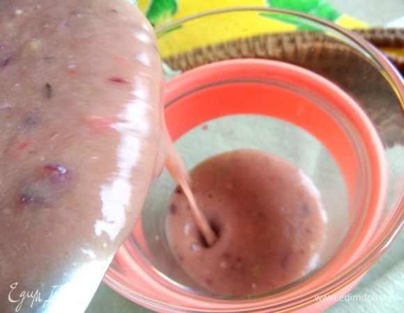 Разлить по бокалам. Смузи подают в стаканах с широким горлом.