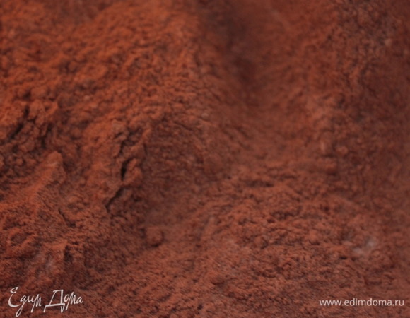 Смешать в миске просеянную муку, какао-порошок, разрыхлитель, щепотку соли, миндальную муку, специи.