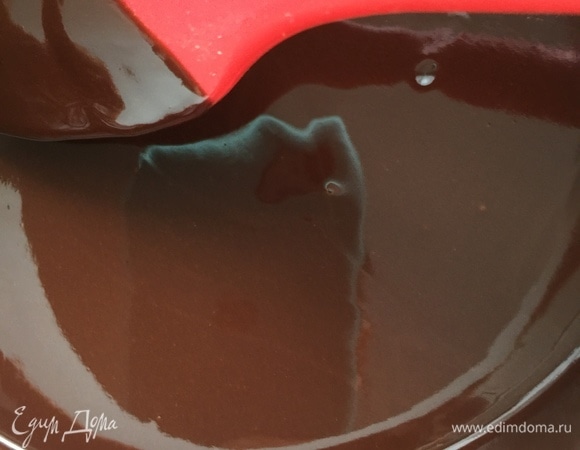 Растопить сливочное масло и шоколад на водяной бане.