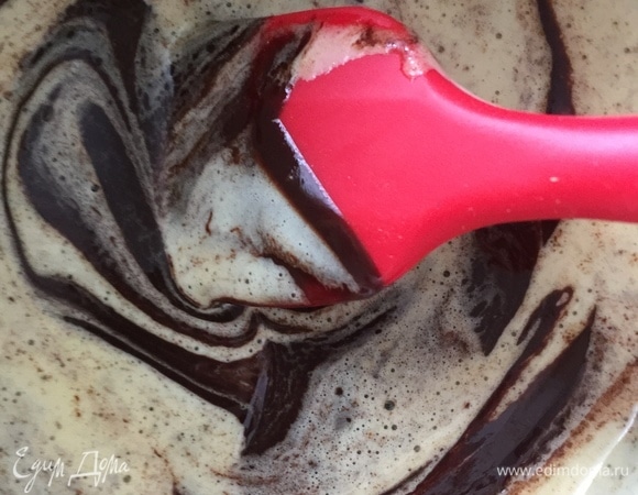 Добавить в эту смесь немного взбитых яиц, хорошенько перемешать. Затем добавить оставшиеся яйца и аккуратно их вмешать.