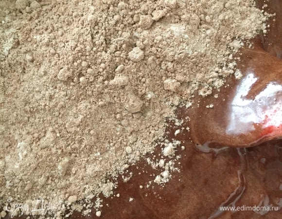 Аккуратно ввести в два приема сухие ингредиенты.