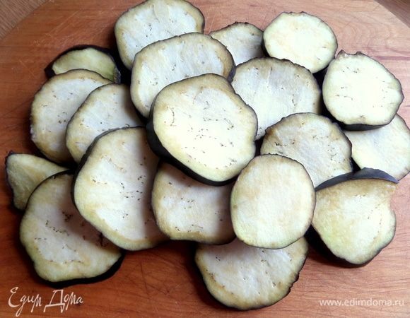 Баклажан нарезать тонкими кольцами.