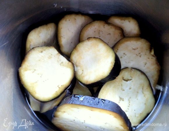 Замочить в воде с солью минут на 10.