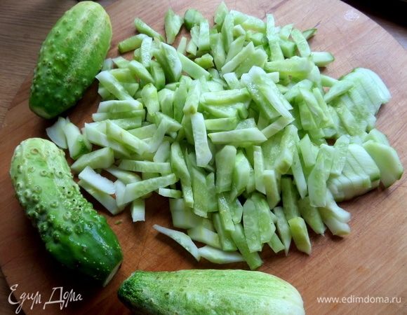 Огурцы нарезать тоже соломкой. Количество — равное объему баклажана.
