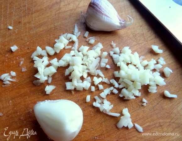 Чеснок измельчить.