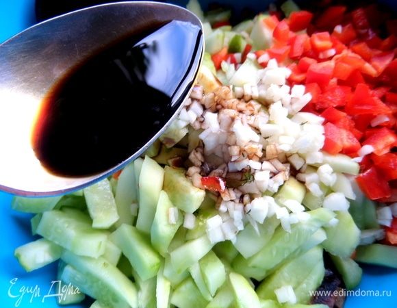 Влить соевый соус.