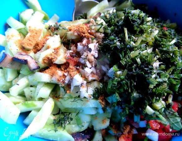 Добавить вместе с паприкой и солью. Оливковое масло.