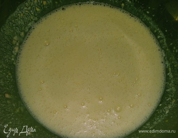 В теплое молоко добавить сахар, соль, яйца, желток и дрожжи, все хорошо перемешать.