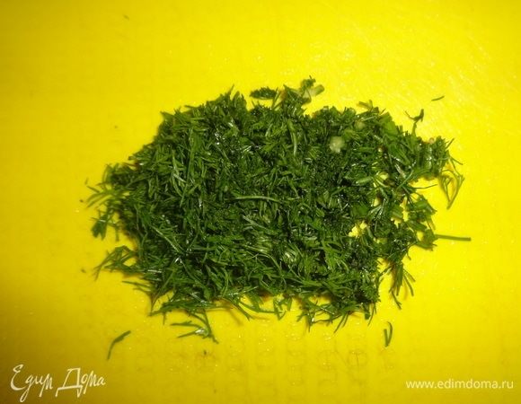 Зелень (любую, по вашему желанию) вымыть, обсушить, мелко нарезать.