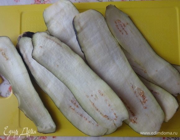 Баклажаны вымыть, обсушить, отрезать кончики. Нарезать баклажаны вдоль на тонкие пластины.