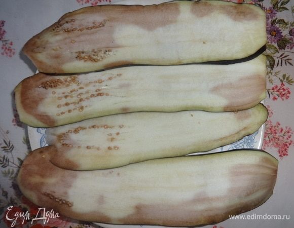 Выкладывать баклажаны порциями на тарелку и ставить в СВЧ на 1–1,5 мин. при максимальной мощности. После этого баклажаны станут мягкими.