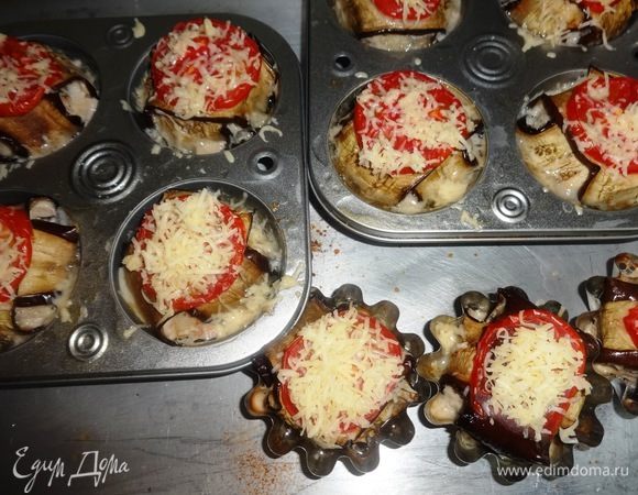 Поверх помидоров посыпать сыром. Поставить формочки с фрикадельками в разогретую до 180°C духовку и запекать в течение 35–40 мин.