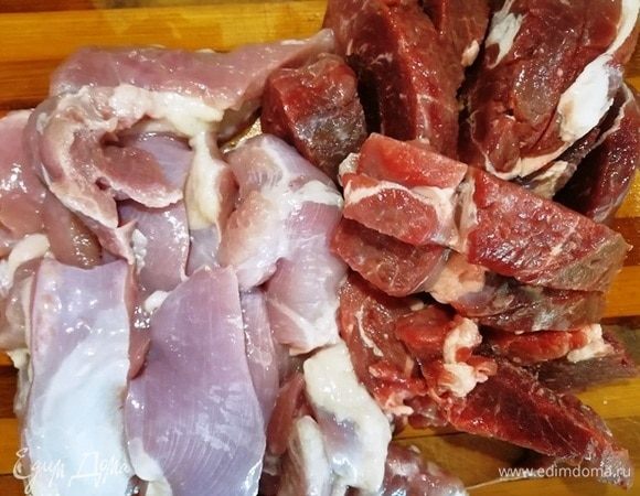 Для начинки я взяла баранину и индейку. Можете взять только баранину.