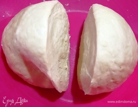 Тесто отдохнуло, и с ним очень легко работать.