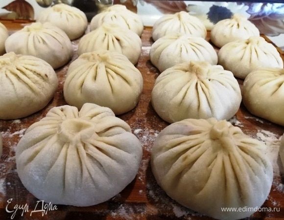 Сформированные хинкали выкладываем на поверхность, посыпанную мукой. Накрываем полотенцем.