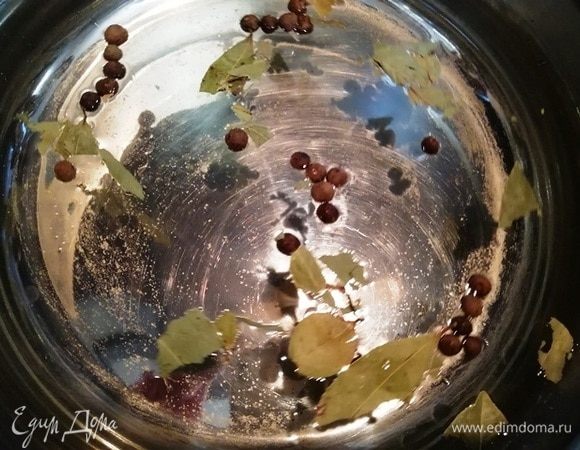 В кастрюлю мантоварки наливаем воду, для аромата кладем лавровый лист и перец душистый горошком. Доводим воду до кипения.