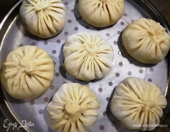 Хинкали укладываем на решетки на расстоянии друг от друга. Варим на умеренном огне 25–30 минут.