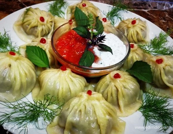 Подаем готовые хинкали с домашней аджикой и сметанным соусом.