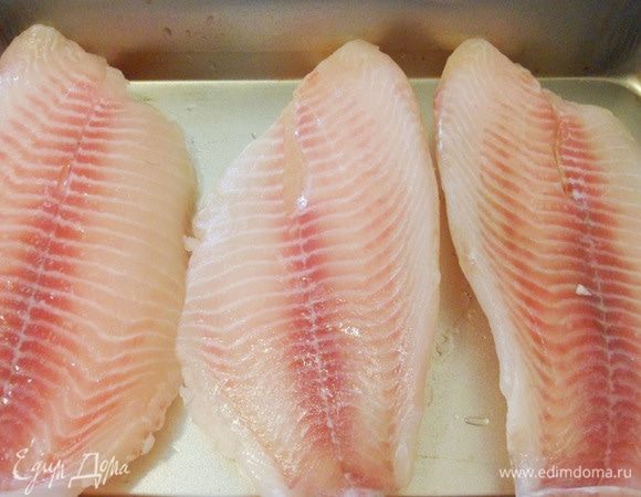 Разморозить филе тилапии на нижней полке холодильника. Я выбрал именно эту рыбу, потому что мясо тилапии нежное, после запекания достаточно плотное. Тилапию еще часто называют «морской курицей».