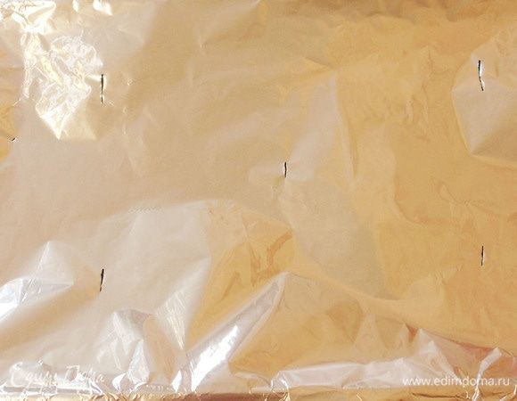 Накрыть форму фольгой. Сделать несколько разрезов в фольге и запекать филе тилапии в разогретой до 200°C духовке около 15–20 минут.