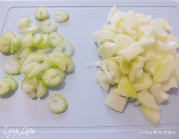 Теперь приступим к приготовлению соуса. Стебель сельдерея нарезать колечками, лук нарезать четвертинками колечек.