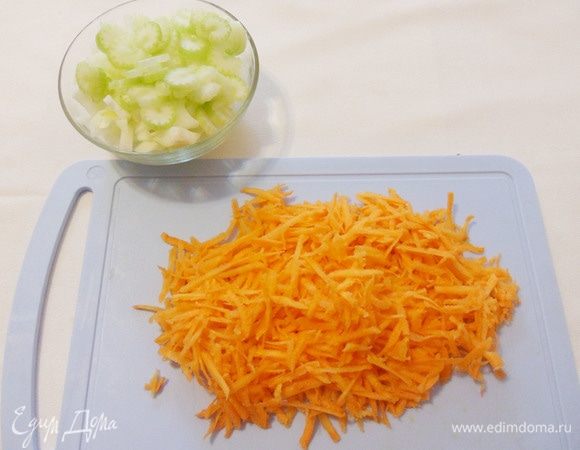 Морковь измельчить на крупной терке.