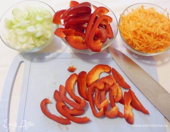 Перец нашинковать соломкой.