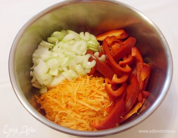 Затем разогреть в широкой кастрюле с толстым дном растительное масло и выложить овощи.