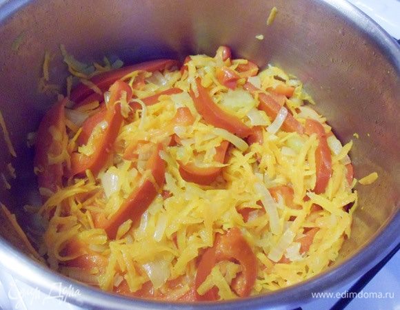 Обжарить овощи до мягкости.