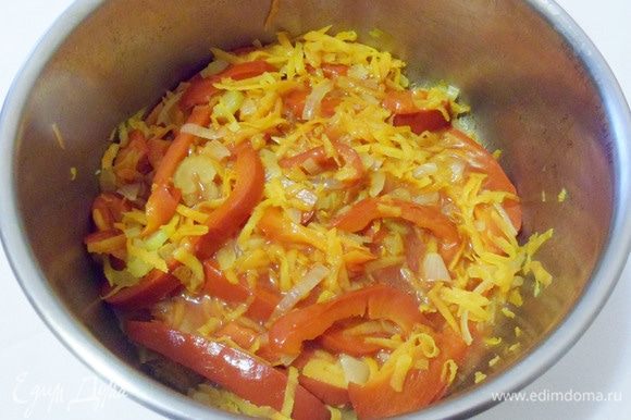 Развести томатную пасту в горячей воде (полстакана), добавить в овощи и тушить 2 минуты.