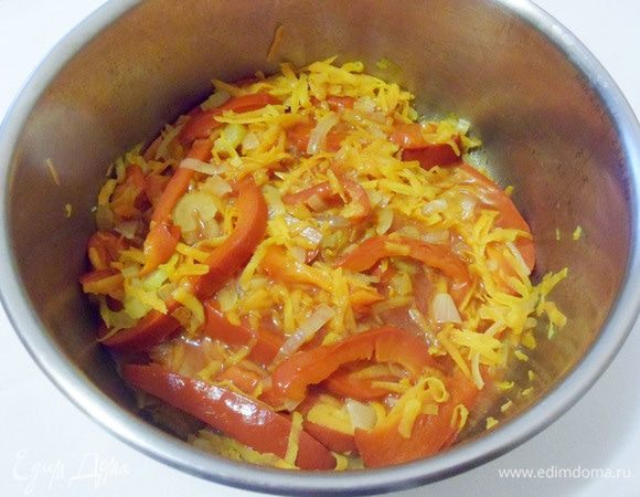Развести томатную пасту в горячей воде (полстакана), добавить в овощи и тушить 2 минуты.