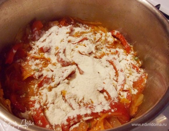 Всыпать муку.