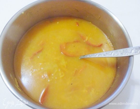 Постепенно добавить горячей воды столько, чтобы получился соус вашей любимой густоты. Дать закипеть и затем уменьшить огонь до минимума, накрыть кастрюлю крышкой и томить соус около 5 минут.