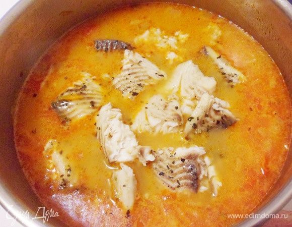 Затем в соус выложите рыбу, нарезанную на кусочки.