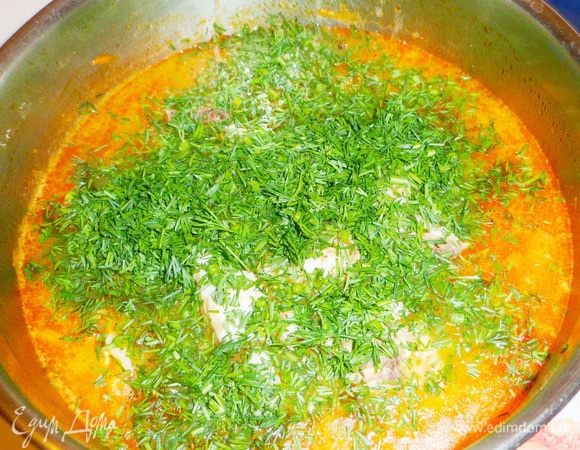Добавить мелко нарезанный укроп. Далее на среднем огне, периодически потряхивая (или аккуратно помешивая), прогреть блюдо в течение 5 минут.