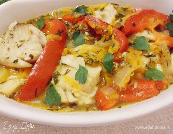 Можно подать гуляш с отварным рисом или картофелем, а можно просто выложить в овальную тарелку и есть с хлебом (с бородинским).